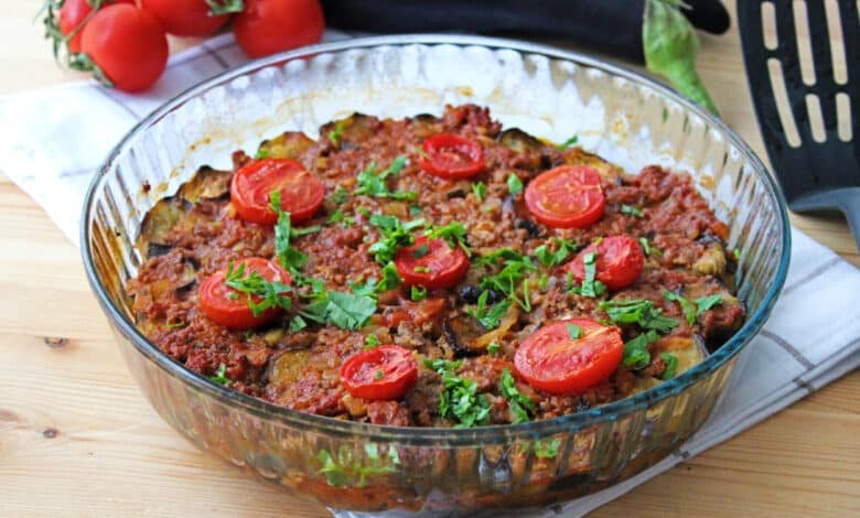 https://yemek.com/tarif/kizartmadan-patlican-musakka/ | Kızartmadan Patlıcan Musakka Tarifi